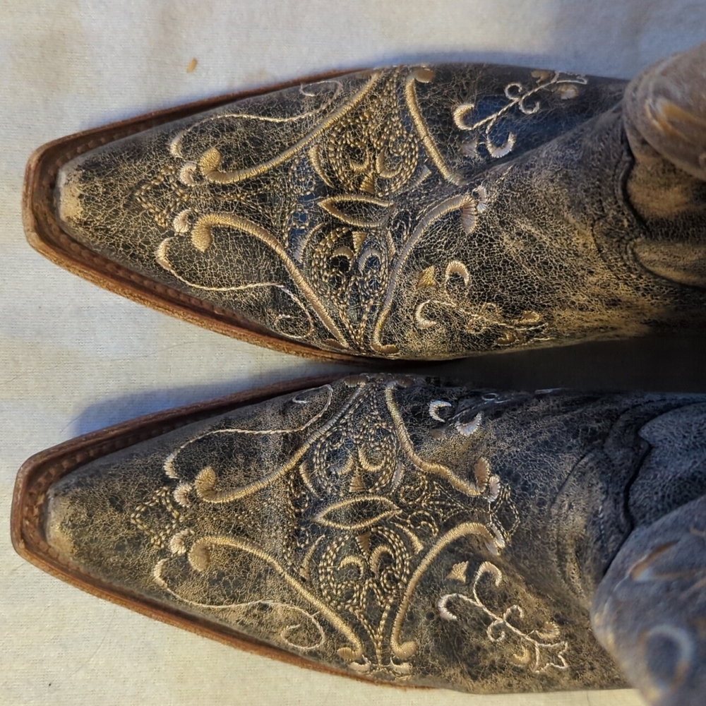 Ladies Circle G distressed 9 1/2 M boots